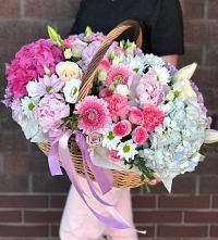 Композиция солнечный день в Егорово Цветочная композиция из Розы, Хризантемы, Пионы и Лизиантусы в корзине в Егорово